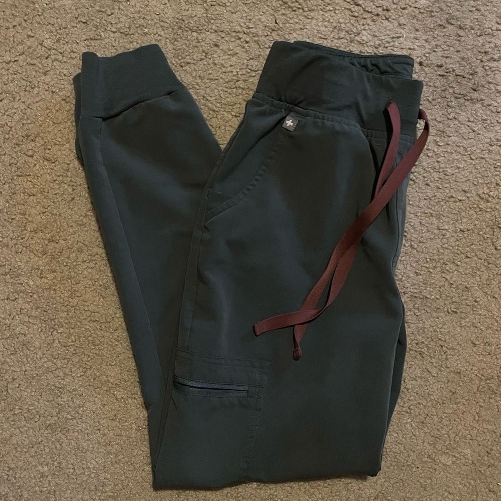 FIGS women’s jogger scrub pants
